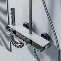 Stiilne must ja hõbedane dušikomplekt sisaldab digitaalset juhtpaneeli, nelja funktsiooniga väljalaskeavasid, kraaditäpset temperatuuri reguleerimist, mille taustaks on modernne vannituba.