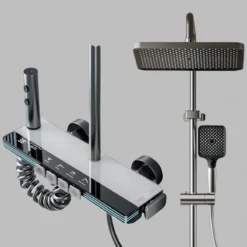 Stiilne hõbedane 4 funktsiooniga nutikas dušikomplekt roostevabast terasest ja mustast plastist detailidega neutraalsel taustal. Komplekt sisaldab kaasaegset laeduši pead ja käsidušši, pakkudes mitmekesist ja nauditavat dušielamust.