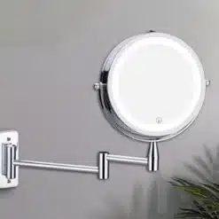 Seinale kinnitatav suurenduse ja LED-valgustusega meikimise peegel, millel on hõbedane raam, reguleeritav käsi ja hubane hall taust.