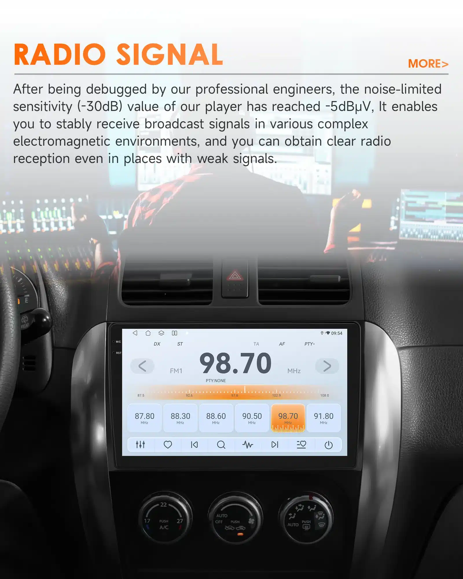 Android autoraadio Suzuki SX4 / Fiat Sedici auto armatuurlaud, kus ekraanil kuvatakse raadio sagedus 98.70 koos heliseadistustega. Armatuurlaua ümber on näha kaasaegne interjöör.