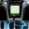 Lähivõte Ford Mondeo / Galaxy autosse paigaldatud Android multimeedia autoraadiost, millel on esikaameras navigeerimistarkvara. Raadiol on must raam ja see asub auto keskkonsoolil, ümbritsetuna nuppudest, sealhulgas Fordi võimsusnupp.