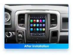 Dodge RAM autosse paigaldatud CarPlay multimeediakeskus, esipaneelil suur puutetundlik ekraan koos erinevate rakenduste ikoonidega. Armatuurlaud on tumehall ja multimeediakeskus on harmooniliselt integreeritud keskkonsooli.