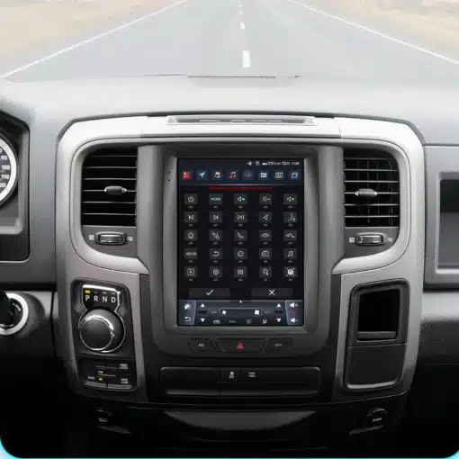 Dodge RAM auto esipaneel, millel on CarPlay multimeediakeskus. Must värviline puuteekraan, ümbritsetud mugavate juhtnuppudega, asetatud hõbedase ja musta armatuuri keskele. Taustal nähtav tee toob esile multimeediakeskuse kasutusmugavuse sõidu ajal.