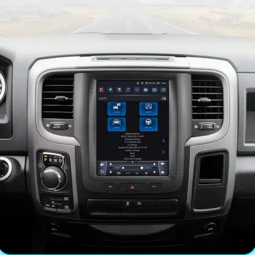 Dodge RAM CarPlay multimeediakeskus autosalongis, milles on keskne ekraan koos menüüikoonidega. Hall armatuurlaud ja nuppudega juhtpult loovad modernse ilme. Taustal on nähtav hägune maantee.