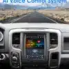 Dodge RAM CarPlay multimeediakeskus autosalongis, millel on näha värviline ekraan, mängides muusikat, ning minimalistlik must armatuurlaud, taustal avatud maantee ja mägine maastik.