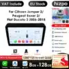 Android autoraadio CarPlay ja GPS Fiat Ducato | E-pood Tootemaailm Android autoraadio CarPlay ja GPS Fiat Ducato jaoks, ekraan kuvatud rakendustega, nagu muusika, navigatsioon ja seaded. Taustal must paneel ja tehnoloogilised omadused esile toodud.
