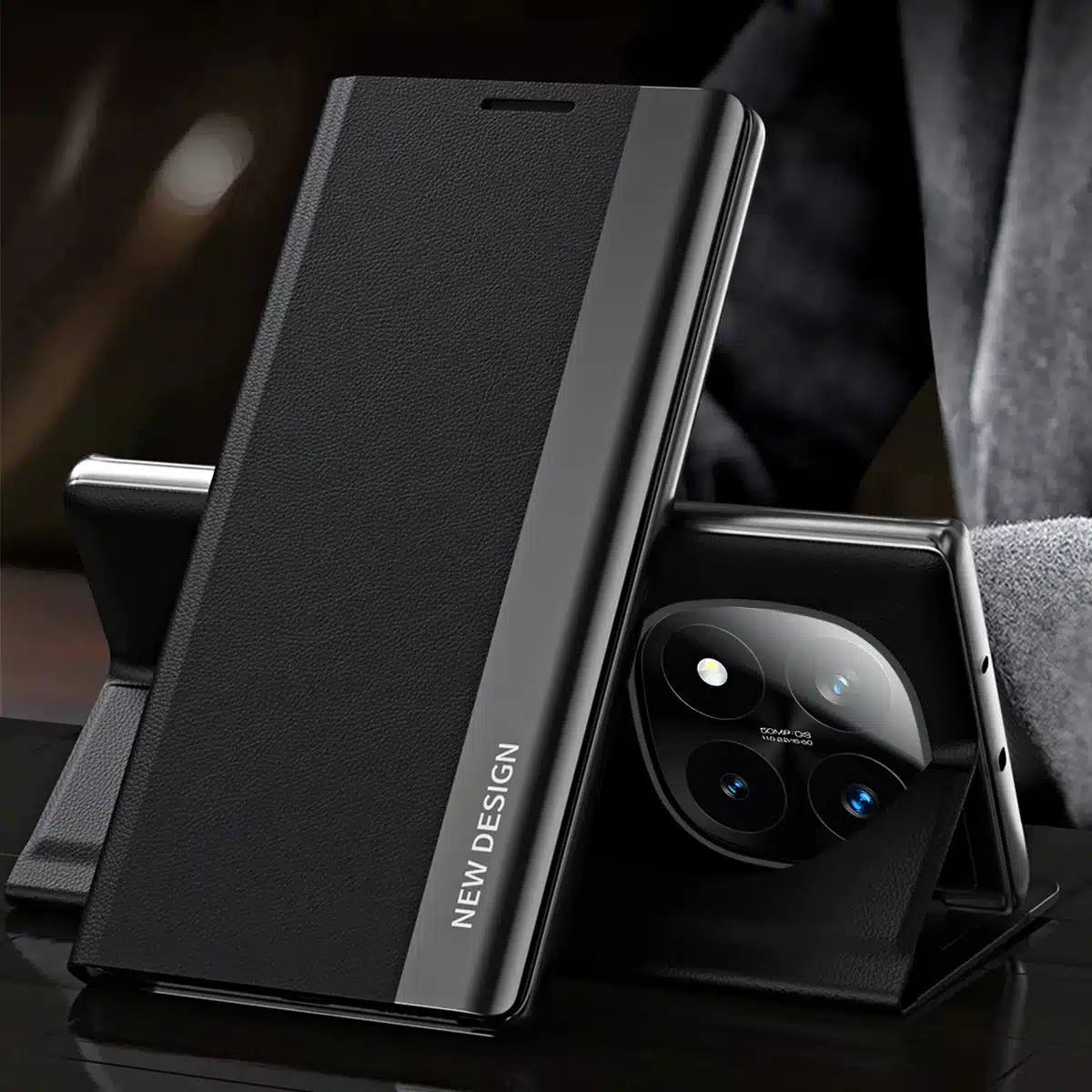 Eestvaade mustast luksuslikust Xiaomi 15T Pro 14T 13T Pro Redmi Note telefoni kaanest, millel on elegantne tekstuur ja stiilne disain pehmest nahast. Taustal on telefon, millel on selged kaamerad ja läikiv viimistlus. Kaanel on kirjas 'New Design'.