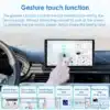 2DIN Android Auto 4G GPS Nissani autoraadio | E-pood Tootemaailm 2DIN Android Auto 4G GPS Nissani autoraadio koos žestijuhtimise funktsiooniga, kuvatud autosalongis looduslikul taustal. Ekraanil on navigeerimis- ja meedialahendused, mida juhib käsi žestidega.
