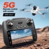 Pilt näitab musta pult koos ekraaniga ja valget Võimas droon – 5G WiFi 8k kaameraga, lendamas kõrbelisel maastikul.