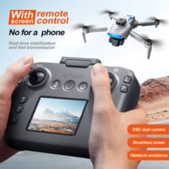 Käed hoidmas kaugjuhtimispulti GPS Drone S181 Drone Brushless One-Key Return Intelligent Obstacle Avoidance Quadcopter Remote Control jaoks, mille LCD-ekraanil on maastikuvaade ja taamal lendav droon sinise taeva all.