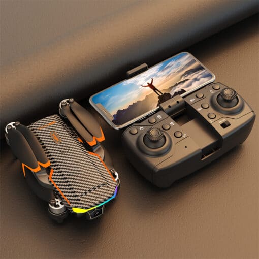 droon F168 süsinikkiud takistuste vältimine | E-pood Tootemaailm Drone F168 harjavaba droon koos optilise voolu ja takistuste vältimise funktsiooniga, hõbedase ja oranži värvilahendusega, kõrvuti musta kaugjuhtimispuldiga ning sellele kinnitatud nutitelefoniga, mis kuvab kaunist looduspilti. Droon ja juhtimispult asetsevad pehmel pruunil taustal.