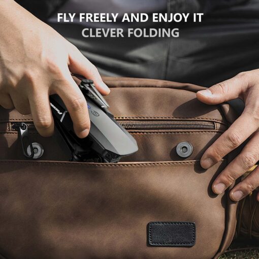 Kahe kaameraga kokkupandav droon algajatele, must/hall | E-pood Tootemaailm Inimene asetab E88 Dual Camera Drone'i pruunist nahast koti taskusse, rõhutades drooni kompaktsust ja kaasaskantavust. Droon on musta värvi ja selle disain on stiilne, ideaalne välitingimustes kasutamiseks.