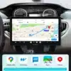Autoraadio CarPlay Bluetooth USB Ford Focus, esiplaanil koos navigeerimiskaardiga armatuurlaual, kuvab juhtnööre Londonisse. Stiilne must ekraan autos, millel on erinevad navigeerimisrakendused nagu Google Maps ja iGO.