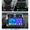 2 Din Android Autoraadio GPS-iga Toyota Land Cruiser Prado | E-pood Tootemaailm 2 Din Android autoraadio GPS-iga Toyota Land Cruiser Prado jaoks, paigaldatud auto armatuurlauale. Ülemisel osal on kaks pilti: vasakul on vale sobivuse indikaator ja paremal enne paigaldamist. Alumisel osal näidatakse pärast installatsiooni tulemust, koos modernse puuteekraani ja erinevate rakenduste ikoonidega.