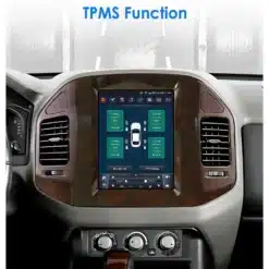 Multimeedia raadio Mitsubishi Pajero 1999-2006, koos GPS-iga, keskkonsoolis modernse puutetundliku ekraaniga, pruun ja hall auto interjöör.