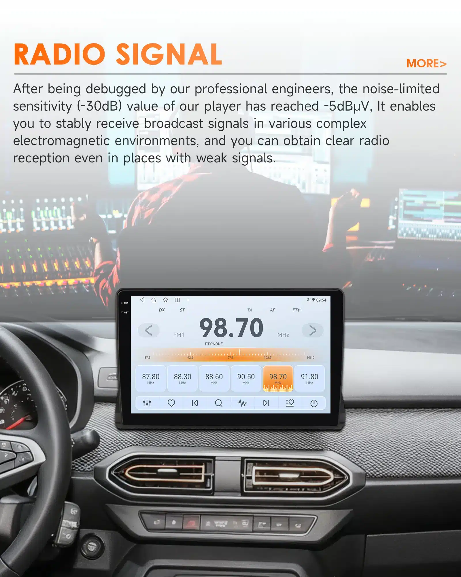 Autoraadio 10.1-tollise QLED ekraaniga, kuvab FM-signaali sagedusel 98.70 MHz Dacia 2021-2025 armatuurlaual, taustal helipult ja insener.
