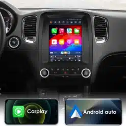Multimeedia autoradio paigaldatud Dodge Durango 2014-2020 autosse, esipaneelil nähtavad mitmevärvilised ikoonid GPS-i ja CarPlay funktsioonidega, esiplaanil iPhone koos CarPlay ekraani kuvaga.