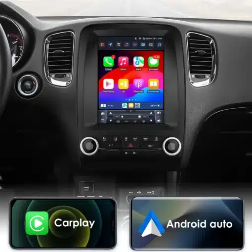Multimeedia autoradio paigaldatud Dodge Durango 2014-2020 autosse, esipaneelil nähtavad mitmevärvilised ikoonid GPS-i ja CarPlay funktsioonidega, esiplaanil iPhone koos CarPlay ekraani kuvaga.