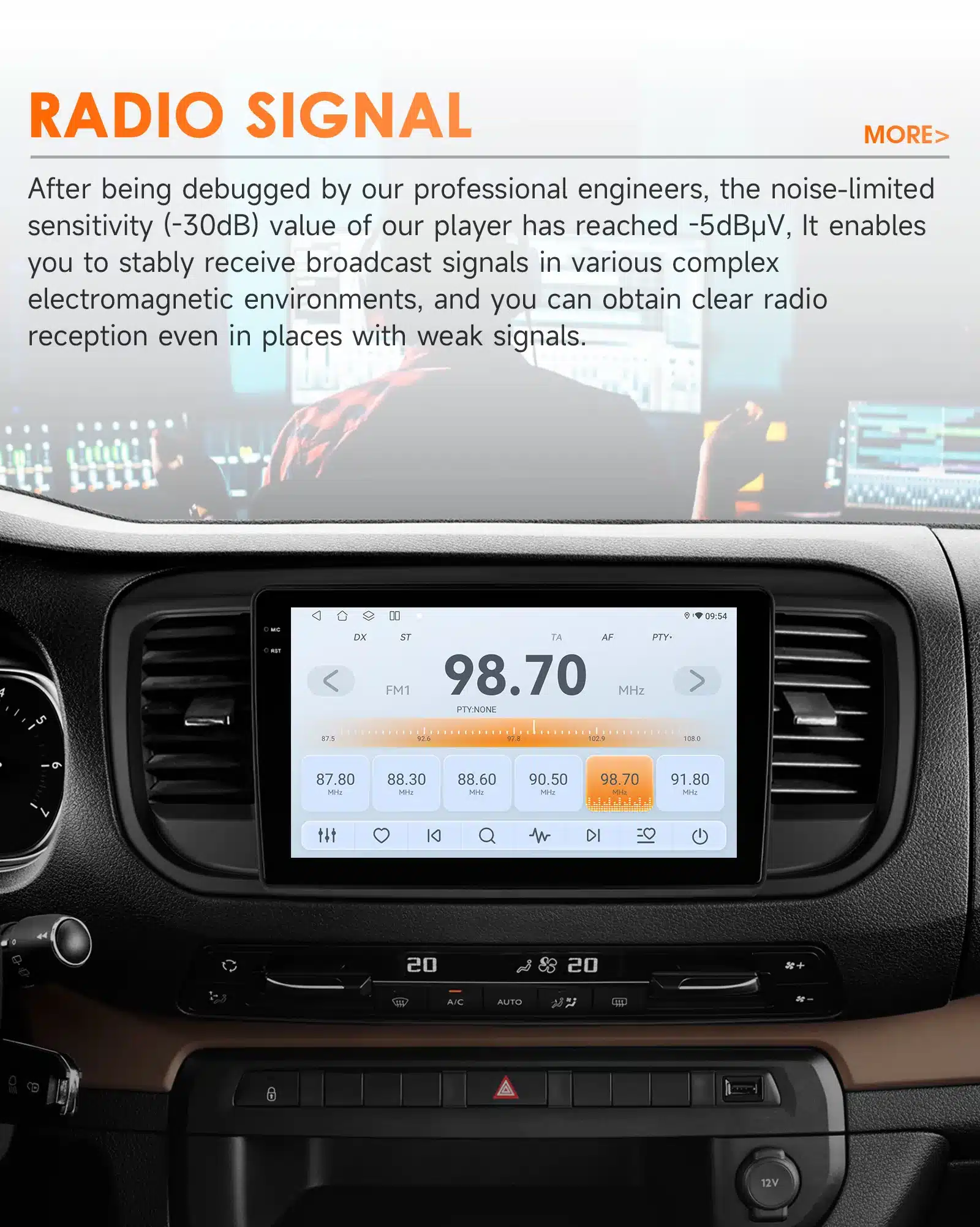 Auto armatuurlaud koos paigaldatud multimeedia mängijaga, millel on 9'' ekraan ja kuvatud raadiojaama sagedused. Taustal võib näha juhtelemente ja näidikuid.