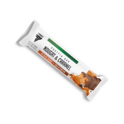 Valgubatoon TREC PROTEIN BAR NOUGAT & CARAMEL, 46g, mille pakend on valge ja roheline ning näitab šokolaadi ja karamelli graafikat, asetseb hallil taustal.