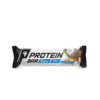 Valgubatoon TREC Protein Bar 48g, Coconut & Caramel pakendis, kus peal on kujutatud kookospähkel ja karamell. Valge taust toob esile batooni mustad detailid ja maitse kergelt sinise disaini.