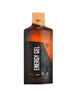 Energiageel TREC ENERGY GEL ORANGE 40 g on must ja oranž pakend, mida kaunistavad sportlikud sümbolid. Pakendi esiküljel toodetakse oluline teave ja toote nimetus eristub hästi. Taust on valge, mis rõhutab toote ergast värviskeemi.