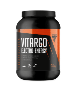 Must plastpudel oranzi sildiga, mis kuvab teksti 'VITARGO ELECTRO-ENERGY' ja sisaldab 1050 g Elektrolüüt TREC VITARGO ELECTRO ENERGY LEMON-GRAPEFRUIT toidulisandit. Pudel on asetatud valgel taustal, rõhutades energiat andva toote visuaalset identiteeti.