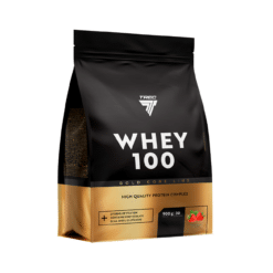 Must ja kuldne Valgupulber TREC GOLD CORE WHEY 100 STRAWBERRY 900g pakend, millel on kaunistatud valge logo ja tekst. Pakendil on esile toodud maasika maitsest viited ja toitaineinfo. Taust on valge, keskendudes toote elegantsile ja kvaliteedile.
