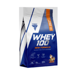 Valgupulber TREC Whey 100 New Formula 700g, Hazelnut pakendis, sinise ja valge kujundusega, riiulil valgel taustal. Pakendil on esile tõstetud tooteinfo ja koostisosade eelised.