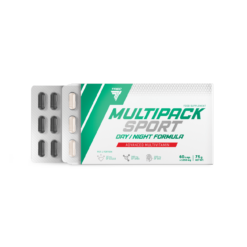Pakend vitamiinidega TREC MULTIPACK SPORT DAY/NIGHT FORMULA, 60 kapslit. Pakendil on roheline ja valge kujundus, esiplaanil näha blistrid mustade ja valgete kapslitega, särav valge taust.