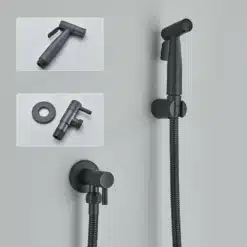 Stiilne ja praktiline seinale kinnitatav käimla bidet pihusti roostevabast terasest, esitatud hallil taustal koos lisatarvikutega.