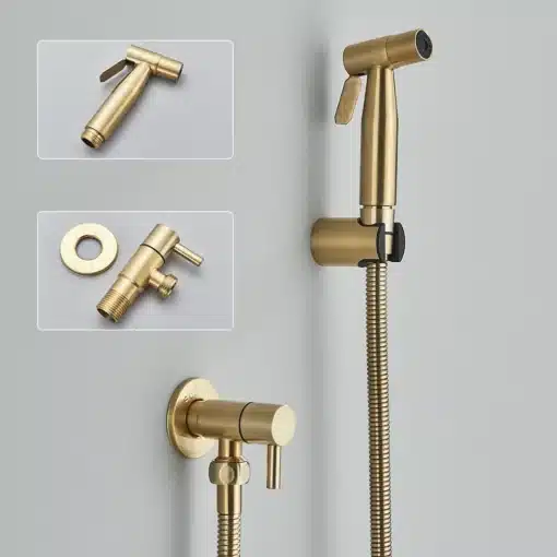 Seinale kinnitatav käimla bidet pihusti terasest | E-pood Tootemaailm Elegantne seinale kinnitatav terasest käimla bidet pihusti, kuldse viimistlusega, millel on paindlik voolik ja eraldi täiturhoob, kinnitatud hallile taustale.