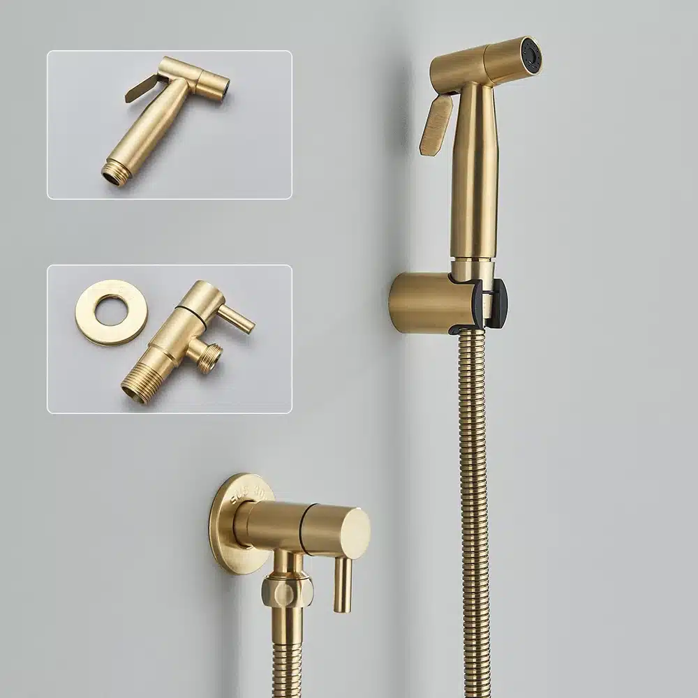 Kuldset tooni seinale kinnitatav käimla bidet pihusti terasest, paigaldatud heleda seina külge. Pihusti on valmistatud kõrgekvaliteedilisest roostevabast terasest, millel lisaks voolik ja lisatarvikud. Elegantse ja kaasaegse disainiga sulandub pihusti suurepäraselt igasse vannituppa.