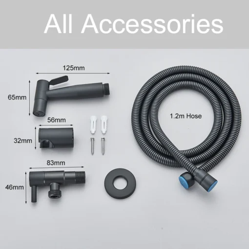 Seinale kinnitatav käimla bidet pihusti terasest | E-pood Tootemaailm Seinale kinnitatav käimla bidet pihusti terasest koos kõigi vajalike tarvikutega. Musta värvi pihusti ja voolik paiknevad hallil taustal, mõõdud ja komponendid on eraldi märgitud.