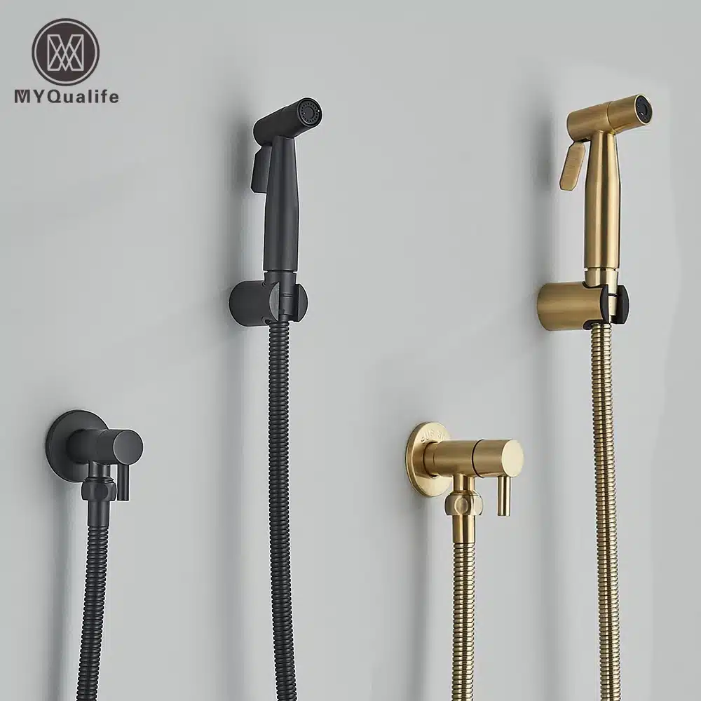 Kolm värvivalikus seinale kinnitatavat käimla bidet pihustit terasest, must ja kuldne, kinnitatud hallile seinale koos vastava voolikuga.