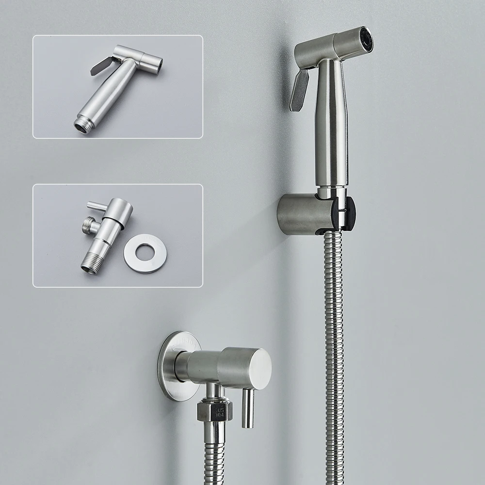 Terasest seinale kinnitatav käimla bidet pihusti kaasaegse disainiga, paigaldatud heleda seina taustal, koos läikiva vooliku ja ühenduskohtadega.