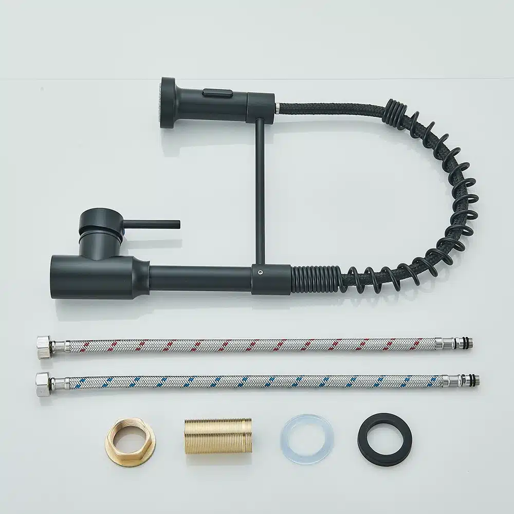 Köögisegisti ühe käepidemega must MY204 koos paindliku toru, metallist liitmike ja paigalduskomplektiga valgel taustal.