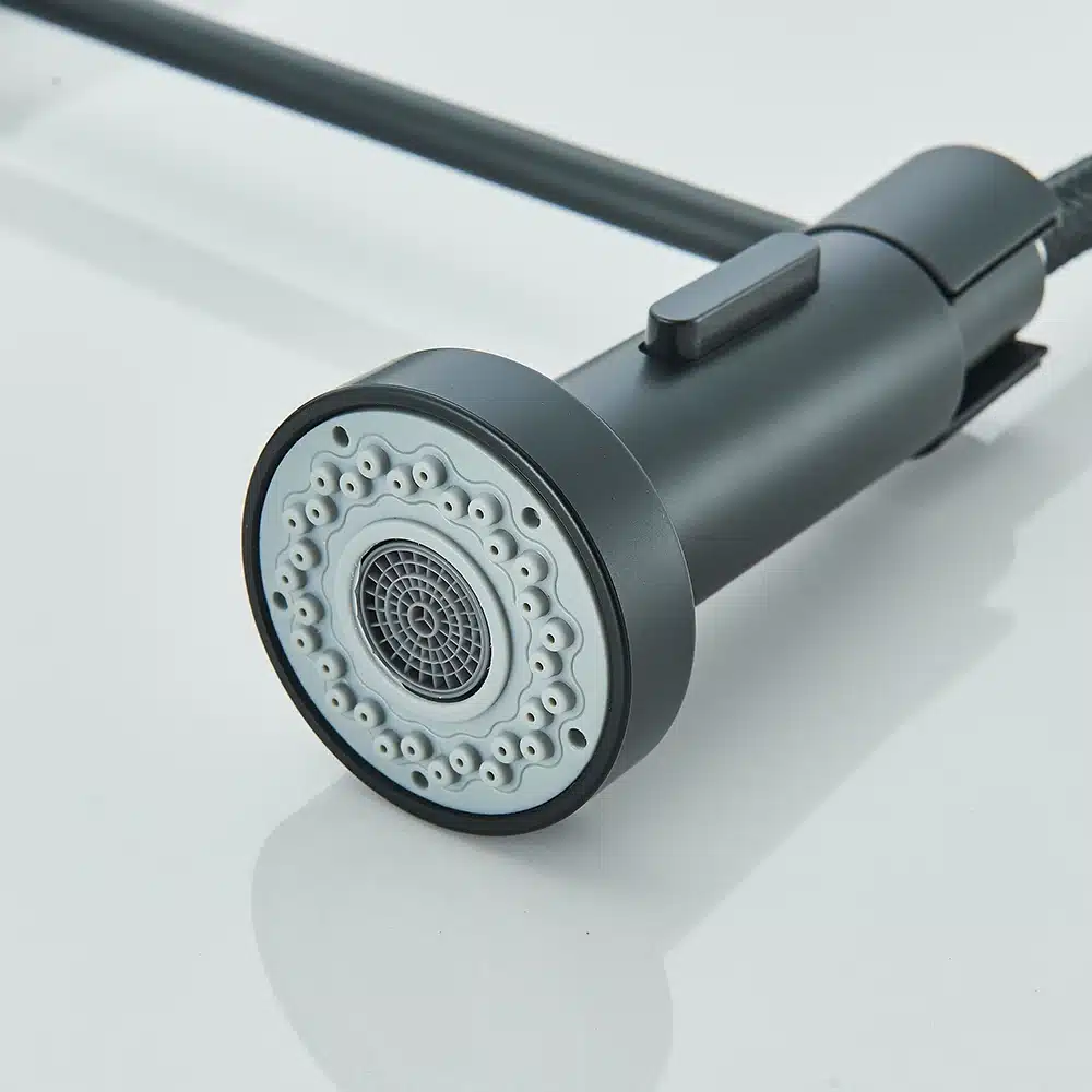 Kaasaegne köögisegisti ühe käepidemega must MY204, millel on must metallist viimistlus ja hallist plastikust pihustiotsik, asetseb puhtal, valgel taustal.