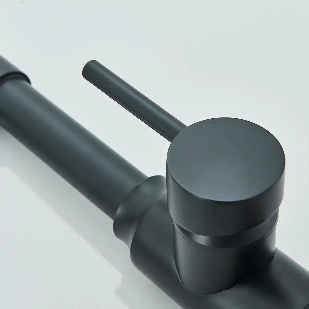 Köögisegisti ühe käepidemega must MY204, millel on elegantne ja kaasaegne disain. Matistatud must viimistlus ja üks käepide annavad sellele funktsionaalsust ja stiili. Taust on neutraalne, et rõhutada segisti silmapaistvat välimust.