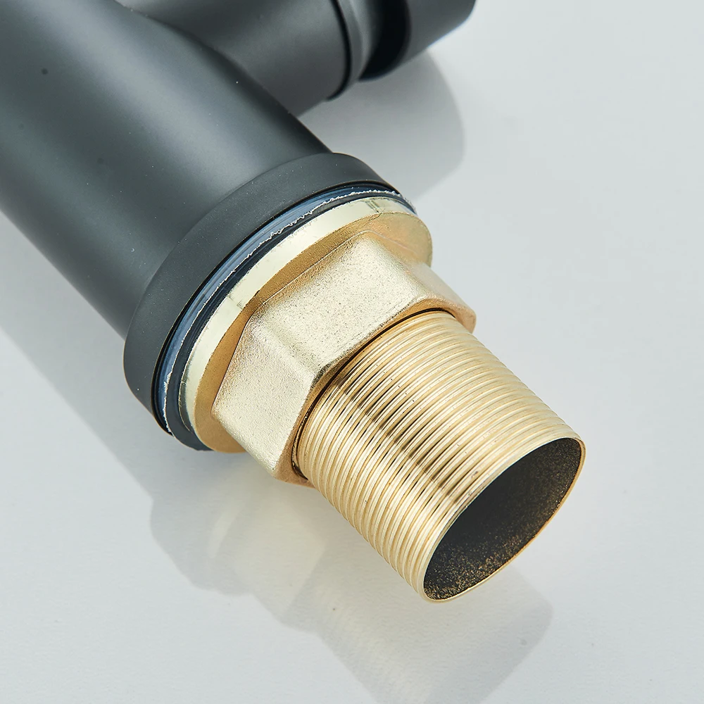 Köögisegisti ühe käepidemega must MY204, millel on matt must pind, kuldsed detailid ja peen töötlus, jääb silma elegantses stuudios säraval pinnal.