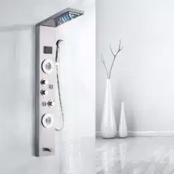 Moodne LED dušipaneel veefall, digitaalne ekraan ja SPA massaaž funktsioonidega. Roostevabast terasest korpus valgel plaaditud vannitoa seinal veega kaskaadina langev.