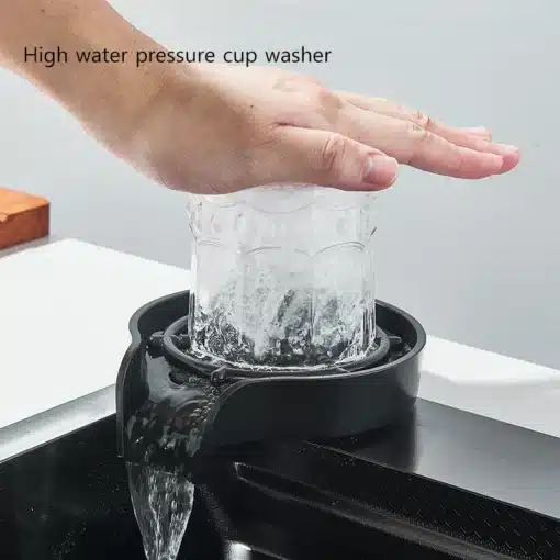 Köögivalamu 304 roostevabast terasest, suur ühekohaline 60x45cm | E-pood Tootemaailm Käsi peseb veeklaasi kõrgsurve klaasipesuriga, mis on paigaldatud mustale köögivalamule 304 roostevabast terasest, suur ühekohaline 60x45cm.