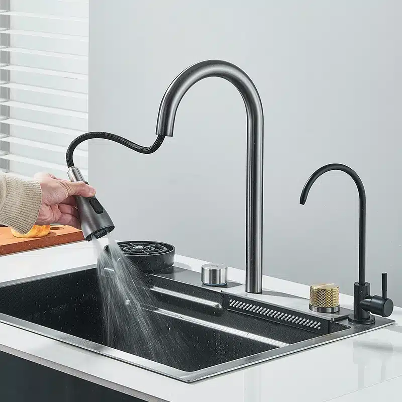 Köögivalamu 304 roostevabast terasest, suur ühekohaline 60x45cm paigaldatud helehallile köögitasapinnale; segisti käes jooksmas vesi kaasaegses köögis.