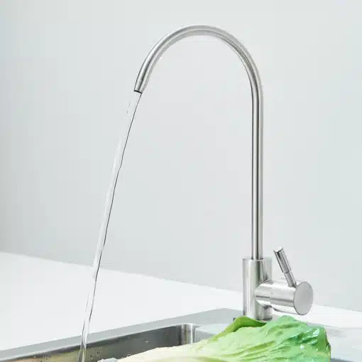 Roostevabast terasest köögivalamu kraaniga 55x45cm komplekt | E-pood Tootemaailm Roostevabast terasest köögivalamu komplekt, millel on kaarjas kraan ja metallist viimistlus, ühendatud moodsa köögileti külge neutraalsel taustal.