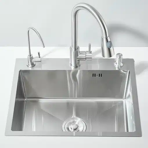 Roostevabast terasest köögivalamu kraaniga 55x45cm komplekt | E-pood Tootemaailm Roostevabast terasest köögivalamu kraaniga 55x45cm komplekt, mis sisaldab elegantset kaarekujuga kraani ja lisatarvikuid, asetatud peene valge köögitausta ees.