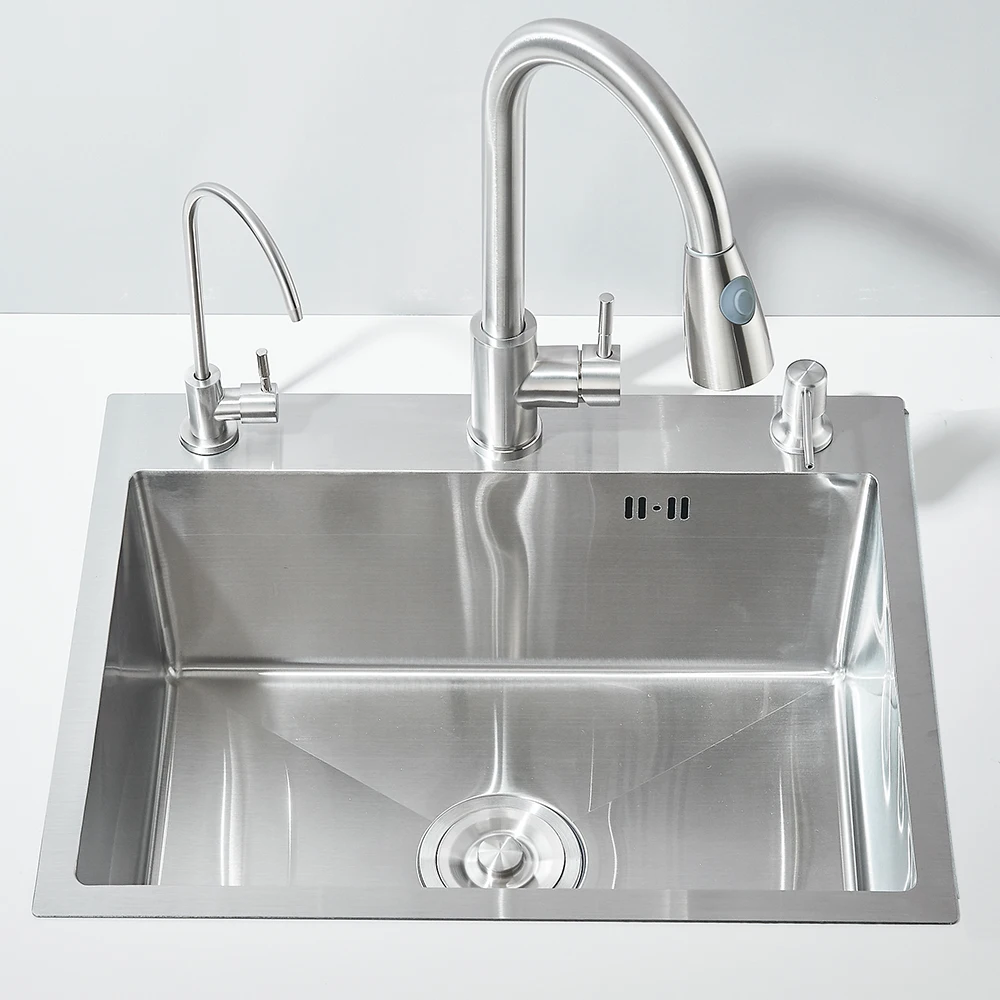 Roostevabast terasest köögivalamu kraaniga 55x45cm komplekt, sealhulgas valamu, segisti ja eraldi kraan veefilterile. Valamu on särav ja modernse viimistlusega, paigaldatud valgele tööpinnale.