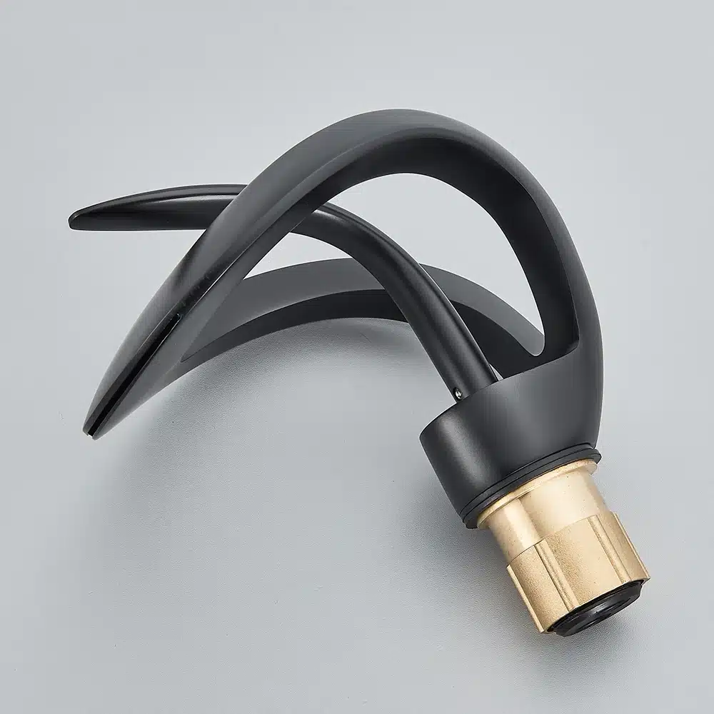 Vannitoa segisti kuldne luksuslik disain, musta ja kulla tooniga tõstetud kraan hallil taustal, sobib kuuma ja külma vee jaoks.