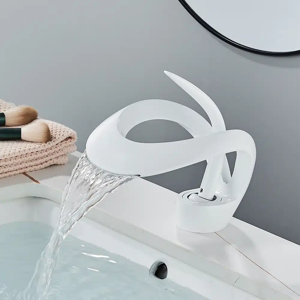 Vannitoa segisti kuldne luksuslik disain, kuum ja külm vesi | kujundav pilt e-kaubamaja pildikogust