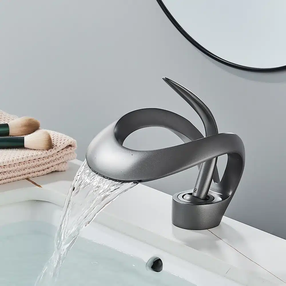 Vannitoa segisti kuldne luksuslik disain, kuum ja külm vesi | kujundav pilt e-kaubamaja pildikogust