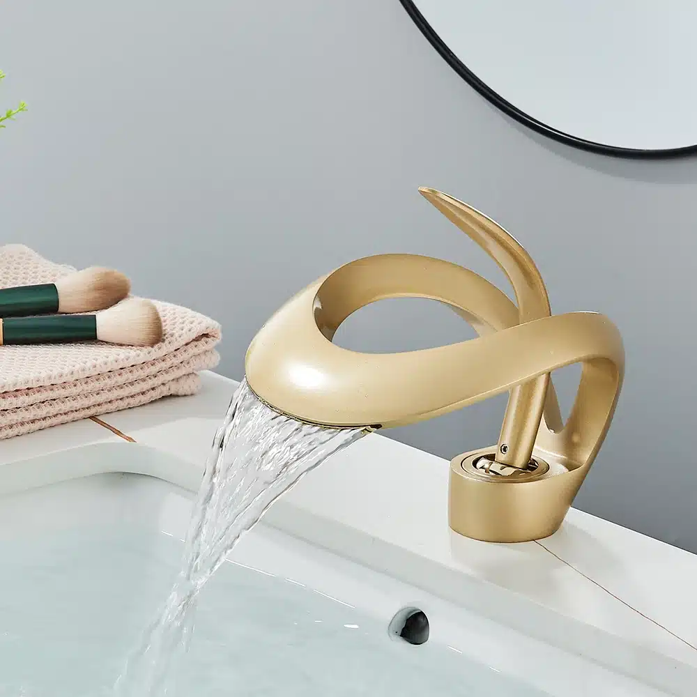 Vannitoa segisti kuldne luksuslik disain, kuum ja külm vesi | kujundav pilt e-kaubamaja pildikogust